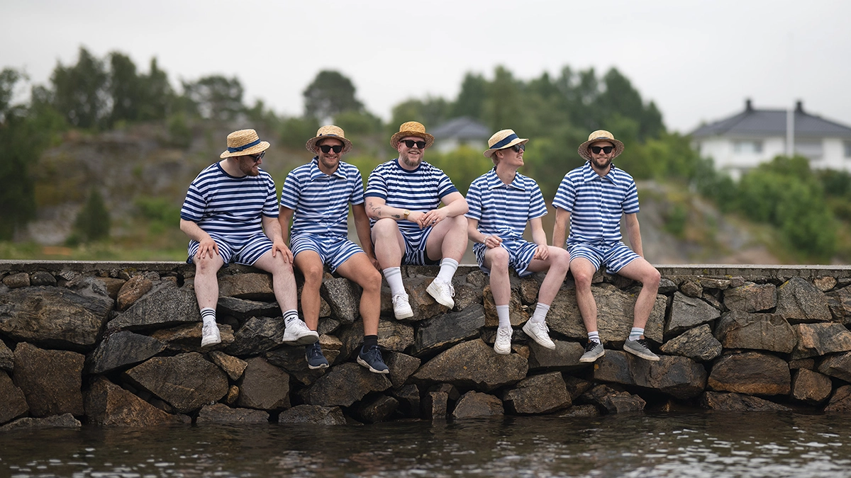 Badegjestene samlet i badedrakter