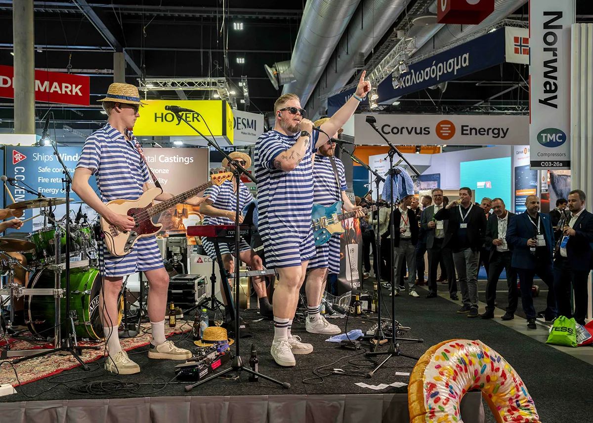 Badegjestene spiller på Nor-Shipping messe