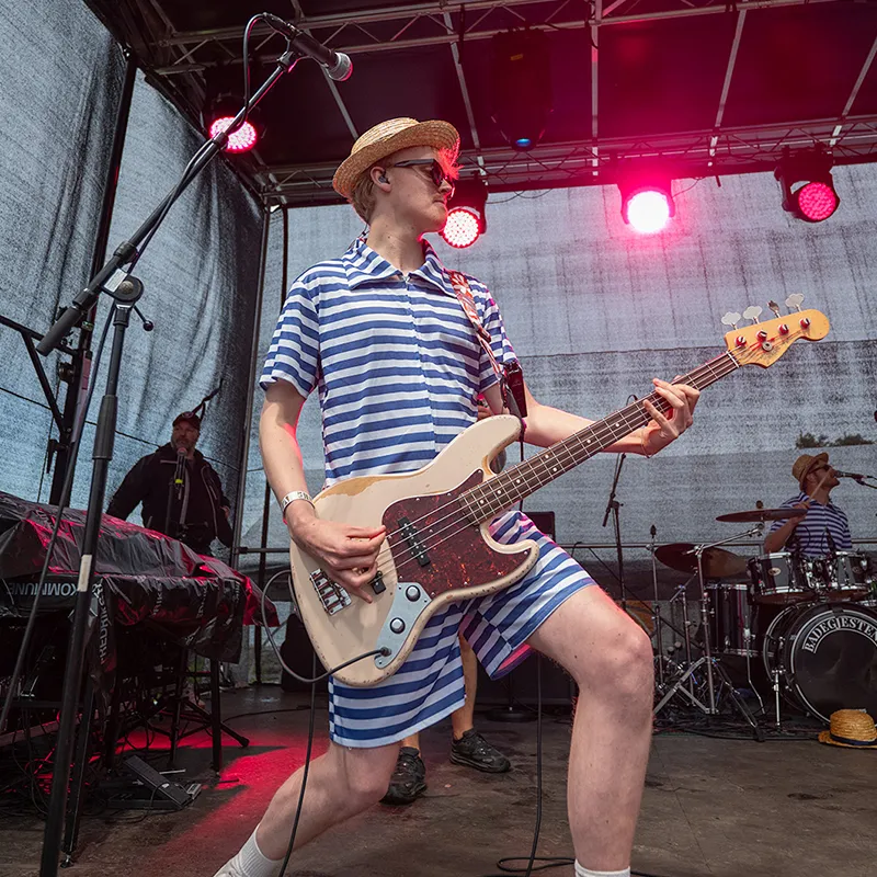 Badegjestene bassist på scene