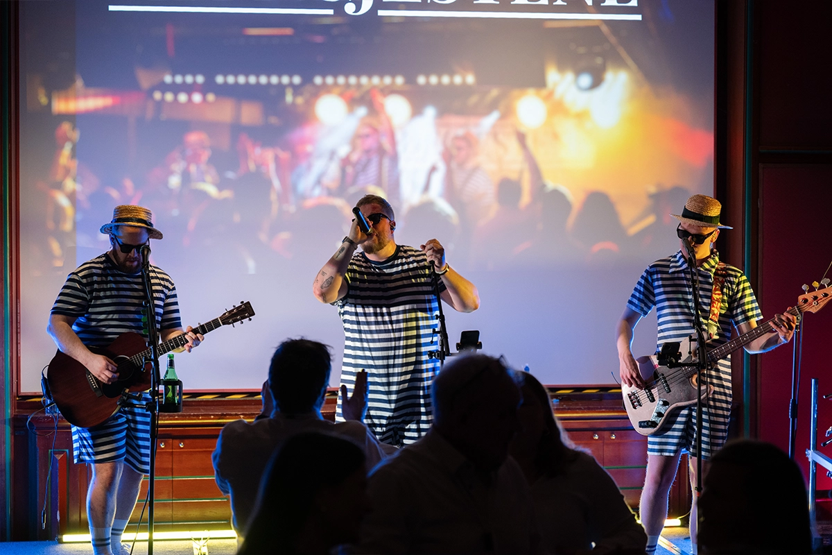 Badegjestene med publikum og armer i været