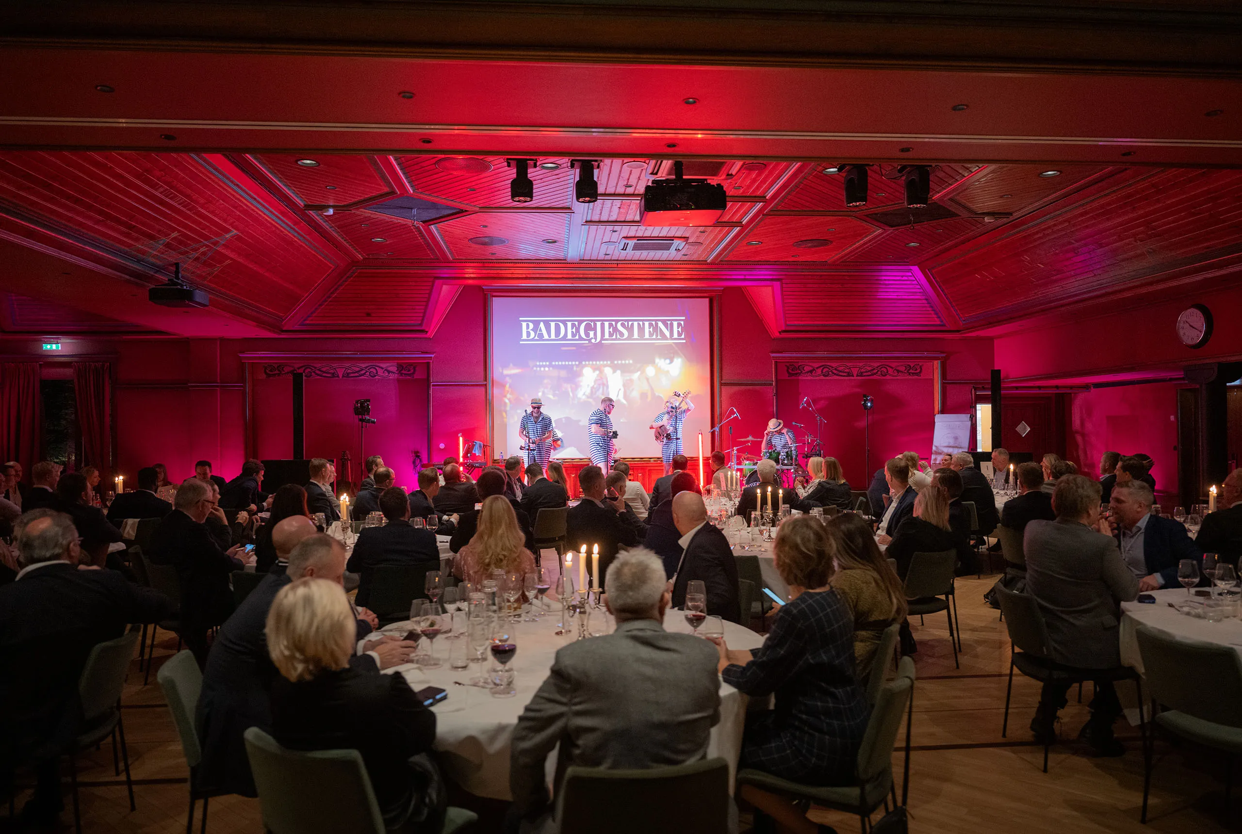 Badegjestene på bryllupsfest