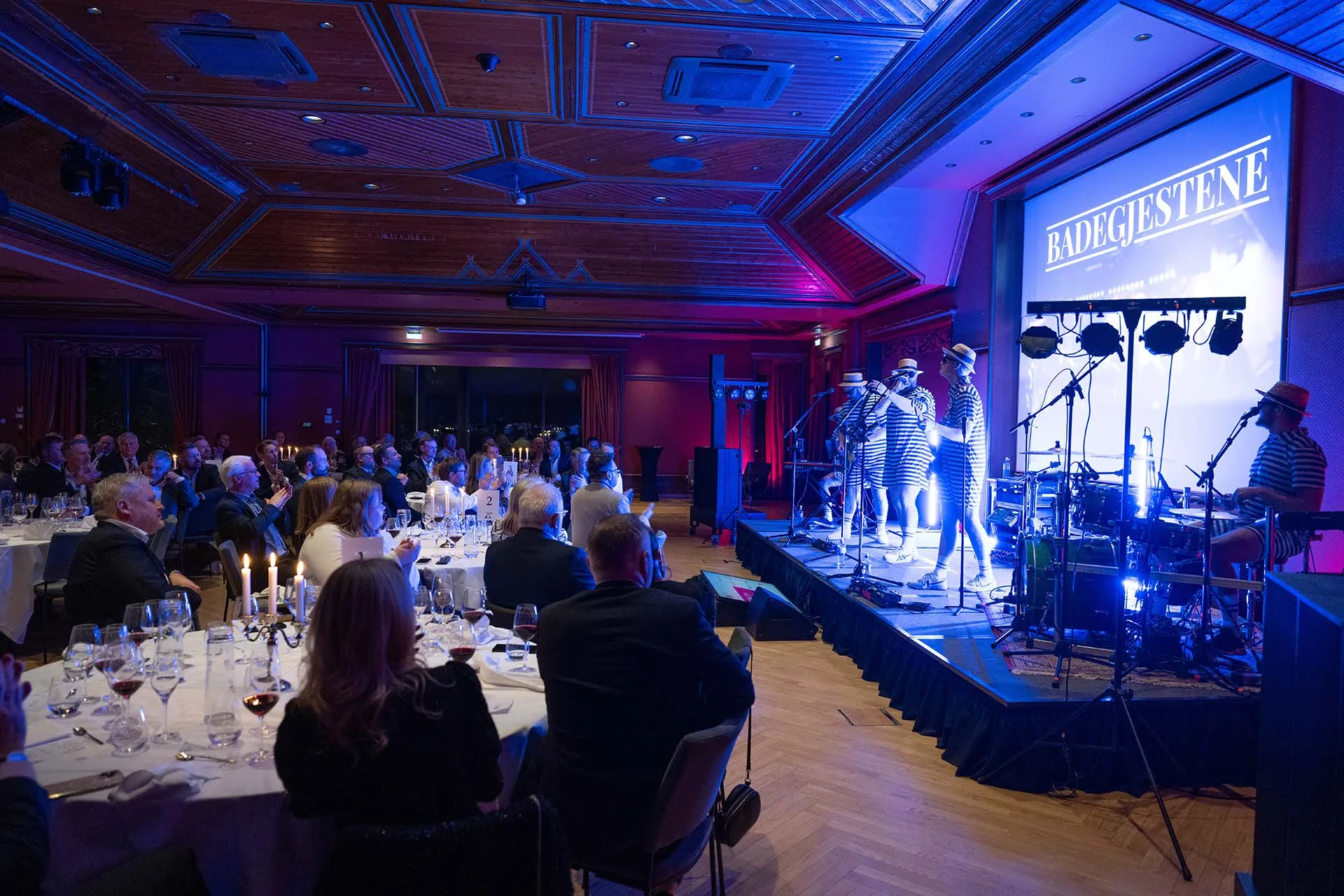 Badegjestene spiller live på bryllup i stor sal